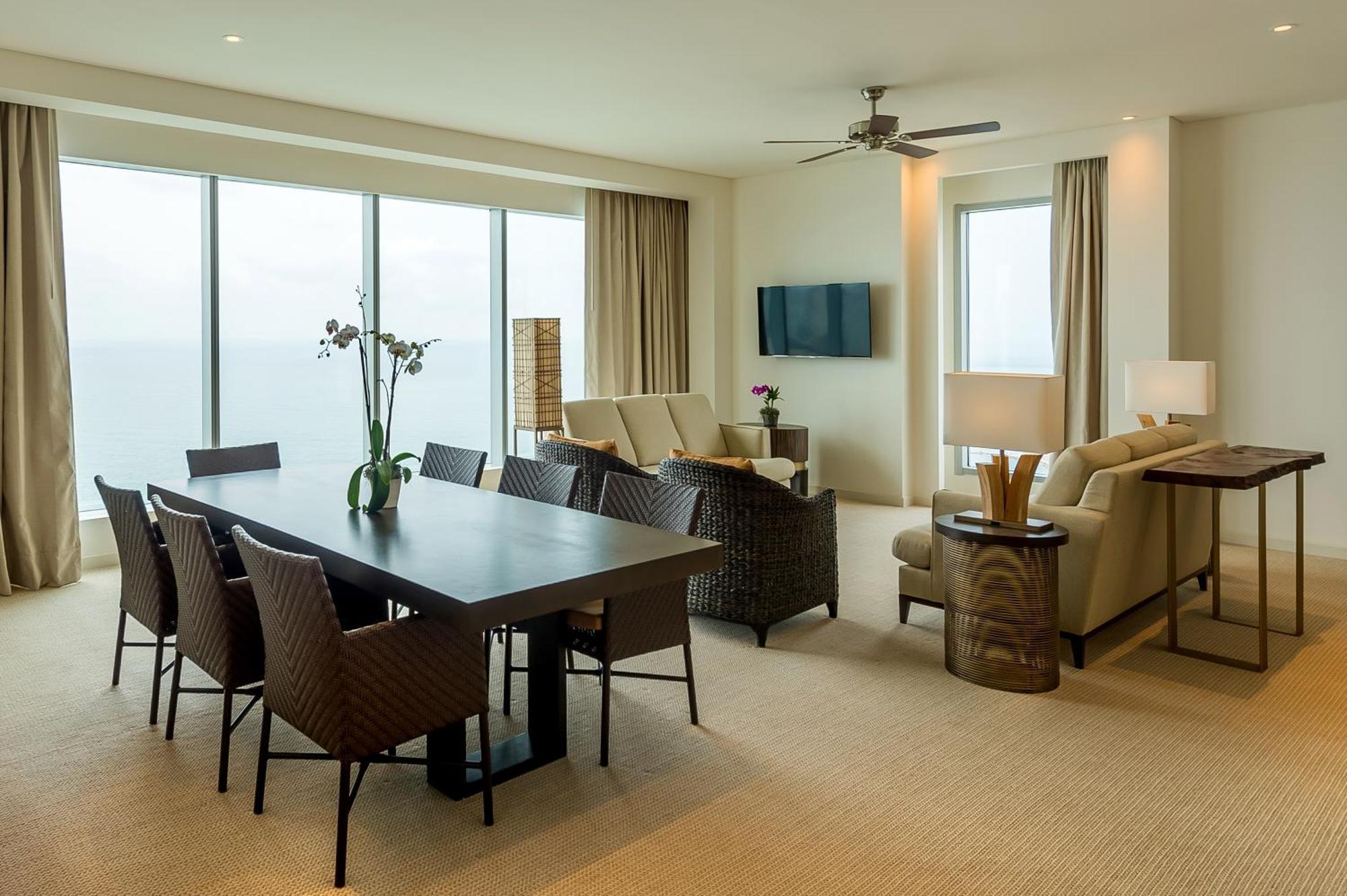 Hyatt Regency Cartagena Ξενοδοχείο Εξωτερικό φωτογραφία A living room in a suite at the Ritz-Carlton, Marina Bay
